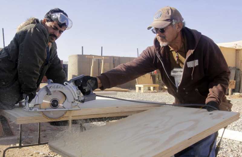 menuisier-LA SEYNE SUR MER-min_men_working_construction_sawing_wood_building_marines_workers_equipment-1064481